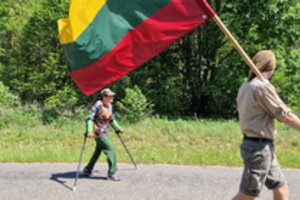 Cerebrinį paralyžių turinti Ajana užbaigė įspūdingą kelionę: su ramentais pėsčiomis įveikė 333 kilometrus