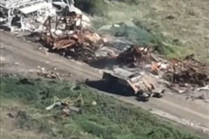 Rusija į frontą išsiuntė keistą tanką be ginklų – nesunku atspėti, kuo tai baigėsi