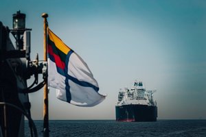 Į Lietuvą grįžtantį laivą – saugyklą „Independence“ saugojo Karinių jūrų pajėgų laivas