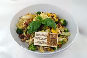 Sočių salotų su kiprietišku sūriu ir avinžirniais receptas: puikus pietų patiekalas karštą dieną