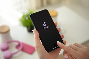 „TikTok“ JAV gali būti uždraustas jau kitąmet: kiek toks scenarijus tikėtinas Lietuvoje ir ES?