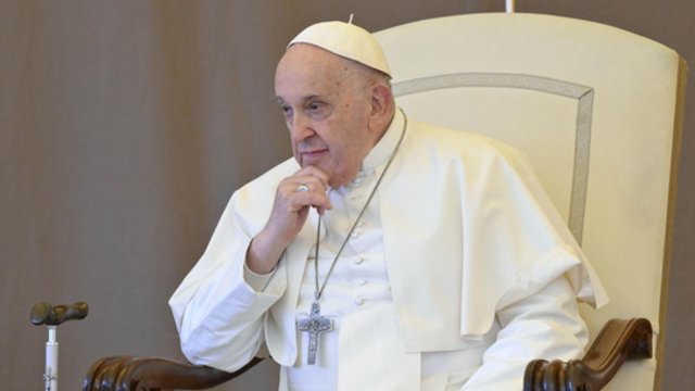 Popiežius Pranciškus vėl skandalo akiratyje: juokaudamas pavartojo gėjus įžeidžiantį žodį