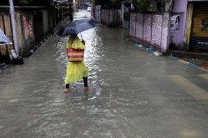 Indijoje dėl ciklono sukeltų liūčių sugriuvus karjerui žuvo 12 žmonių