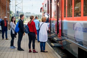 Vilniaus–Kauno traukinio keleiviai nepatenkinti: tenka sėdėti ant grindų, bilietų įsigyti būna neįmanoma
