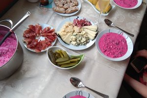 Kelionių vadovai pataria, kaip pasigaminti šaltibarščius užsienyje: įvardijo kuo pakeisti kefyrą