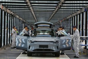 Automobilių gamintojai pasisakė dėl muitų kiniškiems automobiliams didinimo: „Palikite tai laisvai rinkai“