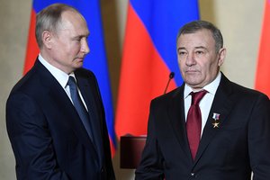 Iš Rusijos kišenės lobstantis oligarchas gali tebūti priedanga – neatmeta, kad pats V. Putinas yra tikrasis turtų Kryme savininkas
