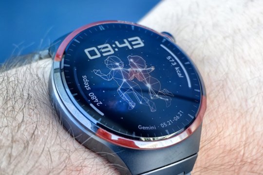 Naujasis „Huawei Watch 4 Pro Space Edition“ išmanusis laikrodis, kurio kiekvienas dizaino sprendimas alsuoja kosmosu.