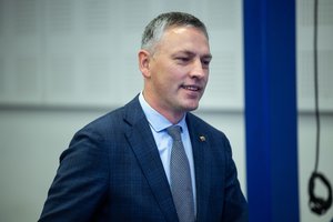 Išėjęs pasikalbėti su prie Seimo susirinkusia minia, buvau apipurkštas ašarinėmis dujomis, sako V. Bakas