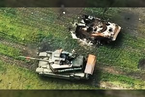 Nebeliko dar vienos rusų karinės kolonos – joje buvo ir vertingiausi rusų turimi tankai