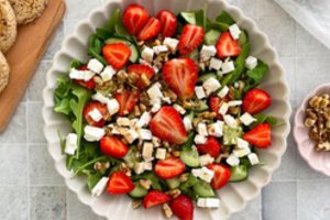 Saldumo ir  sūrumo kontrastas vasara kvepiančiose salotose: paprastas, bet išskirtinis patiekalas