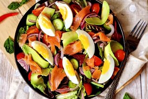 Salotos su rūkyta lašiša tiks ir vakarienei, ir ant šventinio stalo