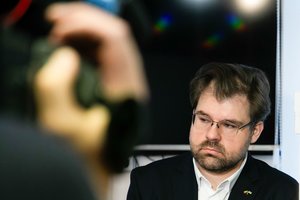 K. Bartoševičiaus apklausa riaušių prie Seimo byloje virto chaosu: kaltinamieji atvirai grasino ir plūdo liudininką