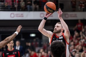 Vis labiau kaistančiame Vilniaus derbyje G. Radzevičius aistrų galo nemato: „Kas kam gerklę perkąs“