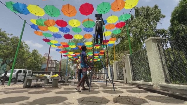 Indija kovoja su karščio bangomis: gatves iškabino šimtais skėčių