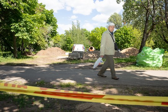 Vilijampolėje šalia daugiabučių prasidėjusios statybos išgąsdino gyventojus – statytojai ėmė kapoti medžių šaknis, ant žolės sandėliuoti žemę, naikinti takus.