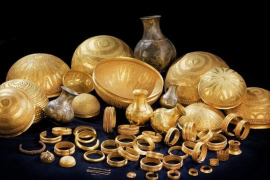  Tarp spindinčių bronzos amžiaus aukso lobio dirbinių iš Pirėnų pusiasalio, pora surūdijusių daiktų gali būti patys vertingiausi iš visų.
