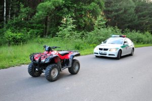 Moters vairuojamas keturratis Kauno r. trenkėsi į medį