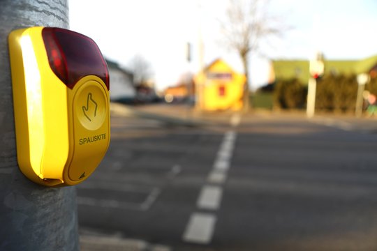 Vairuotojai, negalintys pasukti į kairę dėl eismo intensyvumo, išlipa iš automobilių ir spaudžia pėstiesiems skirtus mygtukus.