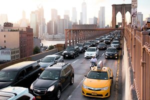 Amerikiečiai patentavo keistą automobilių sistemą: įtūžusius vairuotojus sujungs su psichologinės pagalbos linija