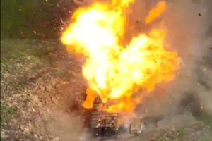 Neapdairumas rusams kainavo „geriausią tanką pasaulyje“: įstrigo savo pačių netyčia sukurtuose spąstuose