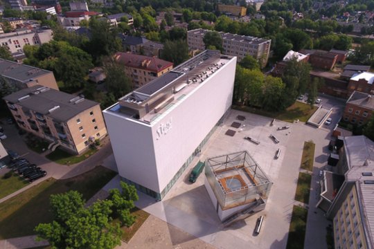 Nuo gegužės 31 d. lankytojai kviečiami ne tik aplankyti parodą „ICON – O – STASYS“, bet ir patyrinėti monumentalią, tačiau minimalistinę naujojo muziejaus architektūrą.<br>A.Švelnos nuotr.