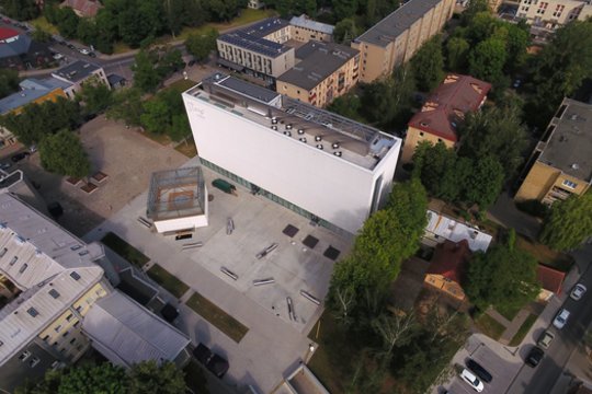 Nuo gegužės 31 d. lankytojai kviečiami ne tik aplankyti parodą „ICON – O – STASYS“, bet ir patyrinėti monumentalią, tačiau minimalistinę naujojo muziejaus architektūrą.<br>A.Švelnos nuotr.