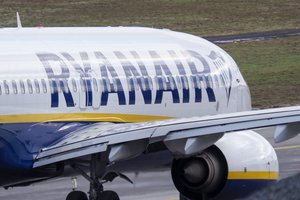 „Ryanair“ ir „Easyjet“ sulaukė milijoninių baudų – verčia susimokėti už rankinį bagažą bei vietas lėktuve