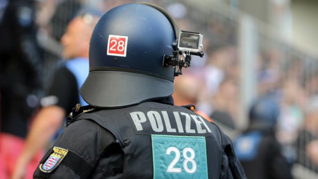 Vokietijoje – ginkluotas incidentas: peiliu vyras puolė kraštutinių dešiniųjų demonstrantus