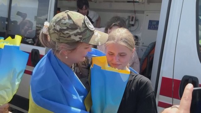 Dar vienas Ukrainos ir Rusijos belaisvių apsikeitimas: grįžę namo neslėpė džiaugsmo ašarų