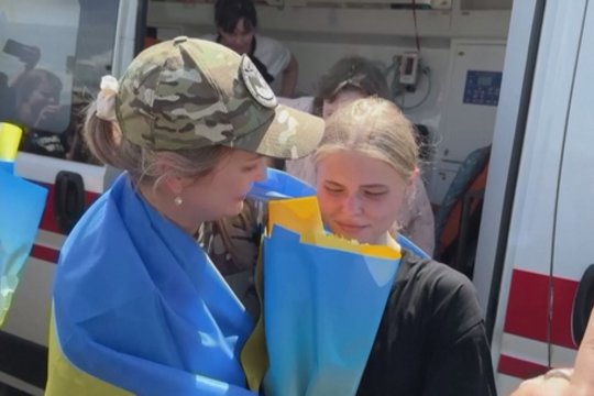 Dar vienas Ukrainos ir Rusijos belaisvių apsikeitimas: grįžę namo neslėpė džiaugsmo ašarų