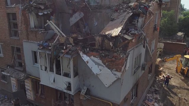 Po rusų smūgio Charkivo gyvenamajam namui – didėjantis aukų skaičius