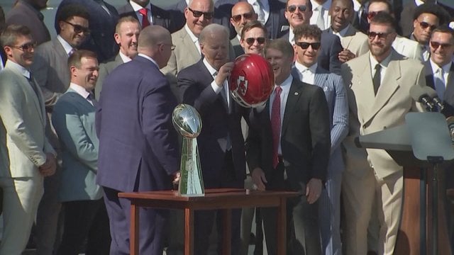 J. Bideno susitikimas su NFL komanda: klubo treneris įteikė amerikietiško futbolininko šalmą