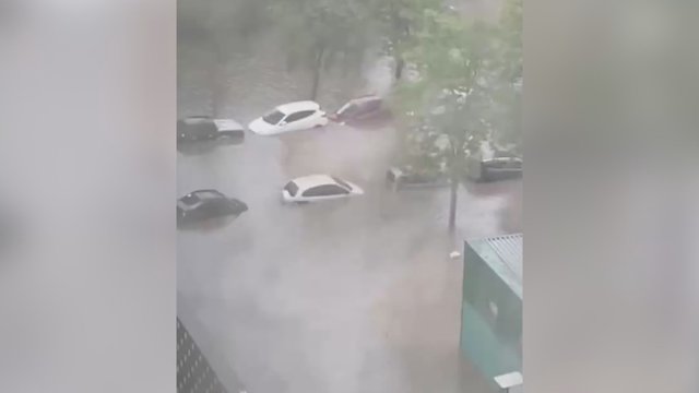 Apokaliptiniai vaizdai iš Maskvos: dėl smarkaus lietaus skendo dešimtys tūkstančių automobilių