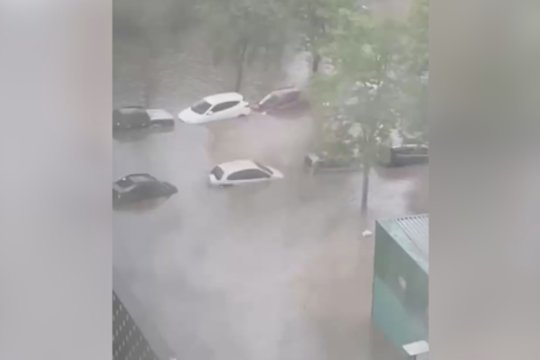 Apokaliptiniai vaizdai iš Maskvos: dėl smarkaus lietaus skendo dešimtys tūkstančių automobilių