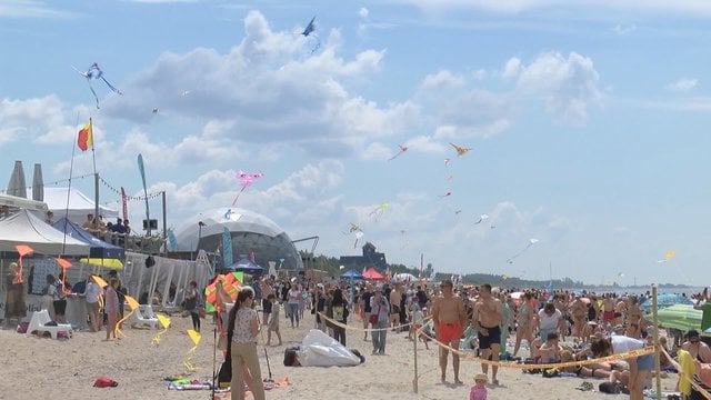 Pirmoji vasaros diena Klaipėdoje paminėta smagiu renginiu – į dangų pakilo šimtai aitvarų