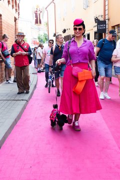 Vilniaus Stiklių gatvė nusidažė rožine spalva: sostinės gyventojai demonstruoja išskirtinius įvaizdžius.<br>ELTA/ D. Labučio nuotr.