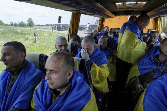 Iš Rusijos nelaisvės grįžtantys Ukrainos kariai.