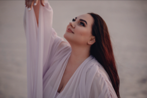 Naują dainą pristatanti TV projektų dalyvė Elvina: „Jai ateiti reikėjo 8 metų pertraukos“