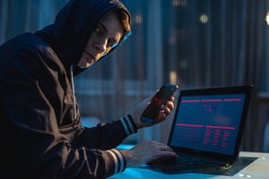 Sukčiai nusitaikė į keliautojus: atsakė, kodėl oro uostuose gali būti nesaugu krauti telefoną