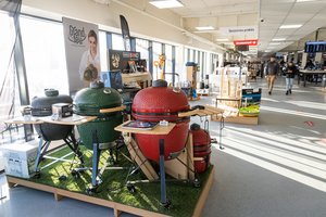 Įkaitus orui, „Pigu.lt“ pirkėjai pramogavo lauke ir gynėsi nuo uodų