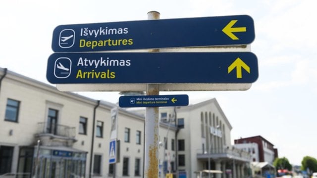 Vilniaus oro uosto lankytojai negaili kritikos dėl vykdomų darbų: eiti pėstute sunku, formuojasi spūstys