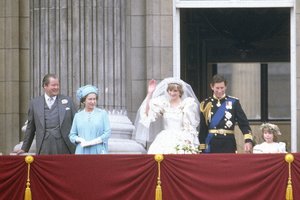 Skaitytojas iš lūpų atskleidė, ką per vestuves princesei Dianai pakuždėjo karalienė Elžbieta II