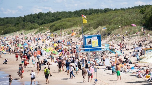 Pirmąjį vasaros savaitgalį paplūdimyje gelbėtojams netrūko darbo: įvardijo poilsiautojų laukiančią naujovę