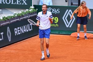 D. Medvedevas baigė pasirodymą „Roland Garros“, N. Džokovičius tik per plauką išvengė iškritimo