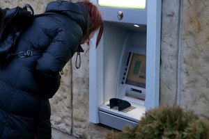 Lietuvoje ir toliau mažėja bankų skyrių: kai kurie gyventojai turi įveikti kelias dešimtis kilometrų, kad juos pasiektų