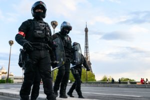 Po incidento, kai prie Eifelio bokšto buvo pastebėti keli karstai, Rusija pareiškė nesikišanti į Prancūzijos vidaus reikalus