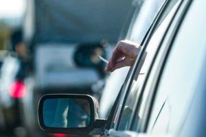 Mėtote nuorūkas per automobilio langą? Perspėja, kuo tai gali pasibaigti ir kokia laukia bauda