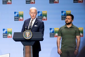 Iš J. Bideno – miglota žinia dėl Ukrainos narystės NATO: „Taika dar nieko nereiškia“