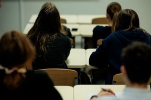 Prasideda brandos egzaminų sesija: abiturientai laikys lietuvių kalbos ir literatūros egzaminą